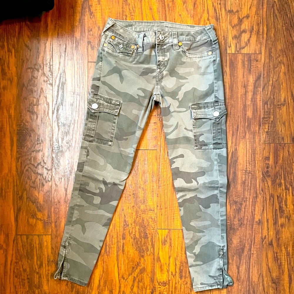 True Religion grey camouflage twill pants - size 31 Adorable 🥰